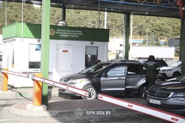 Поляк получил штраф 600 базовых за попытку дать взятку сотруднику таможни в Бресте Поляк получил штраф 600 базовых за попытку дать взятку сотруднику таможни в Бресте