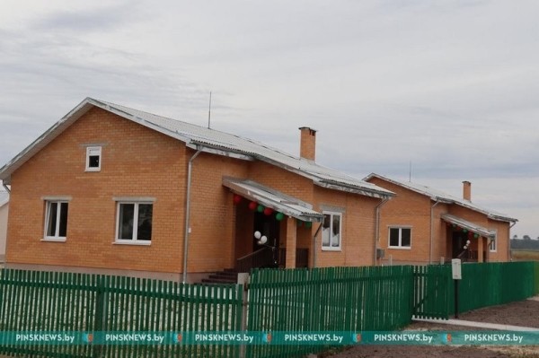 В Брестской области в агрогородке Лопатино новоселам вручили ключи от новых домов