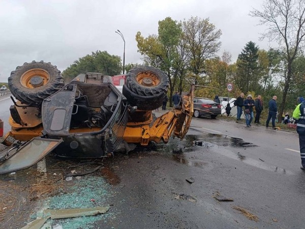 Массовая авария на трассе Р1: пассажирский автобус в кювете, по меньшей мере 15 человек пострадало Массовая авария на трассе Р1: пассажирский автобус в кювете, по меньшей мере 15 человек пострадало