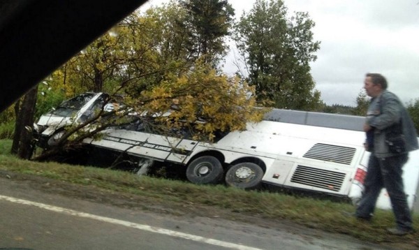 Массовая авария на трассе Р1: пассажирский автобус в кювете, по меньшей мере 15 человек пострадало Массовая авария на трассе Р1: пассажирский автобус в кювете, по меньшей мере 15 человек пострадало