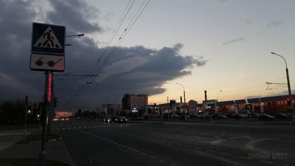 Читатель: Посмотрите, какое завораживающее небо было сегодня в Бресте!
Читатель: Посмотрите, какое завораживающее небо было сегодня в Бресте!