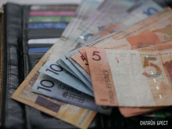 Банки снижают проценты по депозитам — клиенты снимают деньги и жалуются, что получили меньше положенного