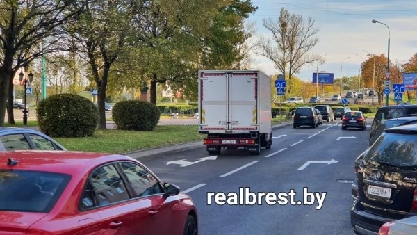 Нанесли разметку перед кольцом на Набережной с бульвара Шевченко, но водители пока ездят по привычке