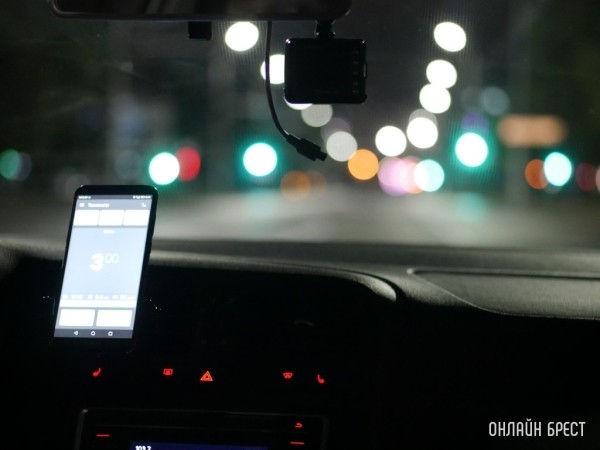 В Беларуси четыре таксиста почти два года нелегально работали на «ипэшника». Как на них вышли налоговики?