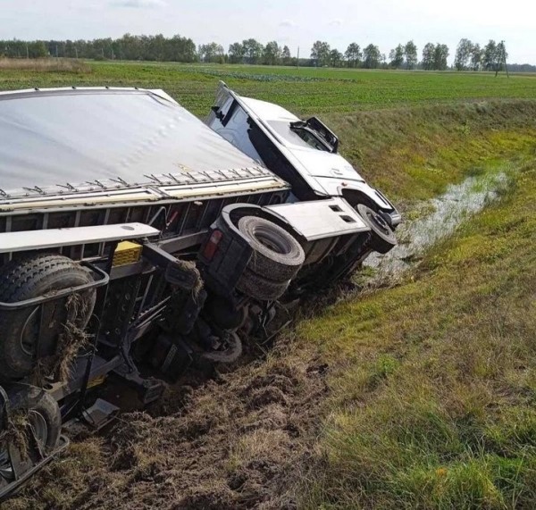 Возле Кобрина фура вылетела с дороги и опрокинулась в мелиоративный канал Возле Кобрина фура вылетела с дороги и опрокинулась в мелиоративный канал