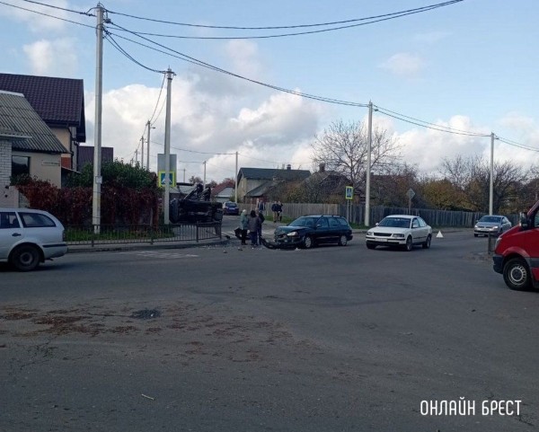 Читатель: В Бресте на Граевке произошло жесткое ДТП. Одна машина лежит на боку
Читатель: В Бресте на Граевке произошло жесткое ДТП. Одна машина лежит на боку