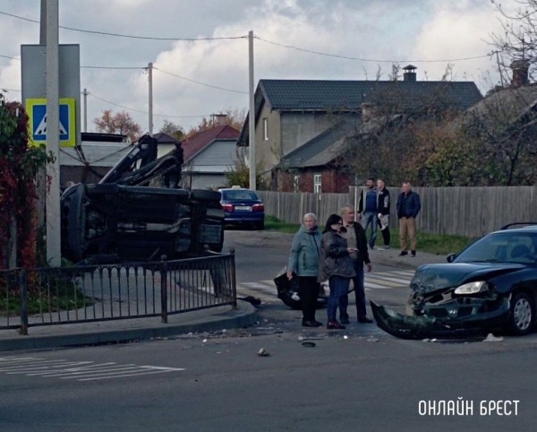 Читатель: В Бресте на Граевке произошло жесткое ДТП. Одна машина лежит на боку
Читатель: В Бресте на Граевке произошло жесткое ДТП. Одна машина лежит на боку