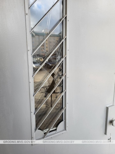 В Беларуси парень выпил, поругался с девушкой и… разбил машину