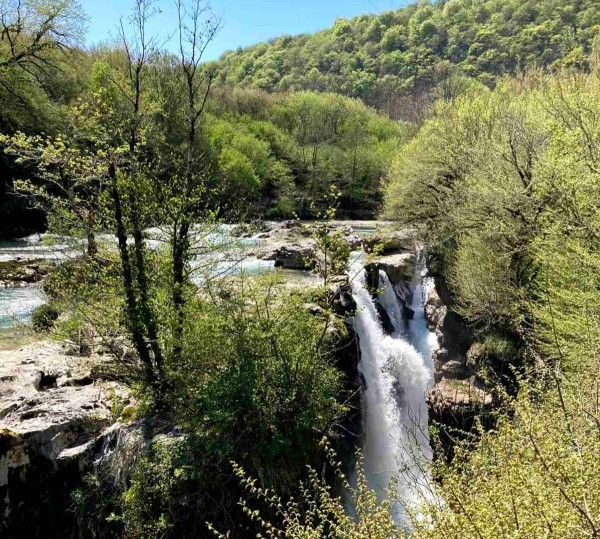 В Грузию на 18-летнем «Мерсе». Белорусы провели в Тбилиси два месяца и делятся впечатлениями