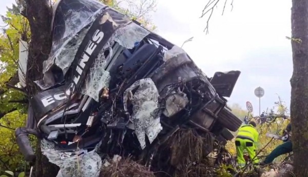 Массовая авария на трассе Р1: пассажирский автобус в кювете, по меньшей мере 15 человек пострадало Массовая авария на трассе Р1: пассажирский автобус в кювете, по меньшей мере 15 человек пострадало