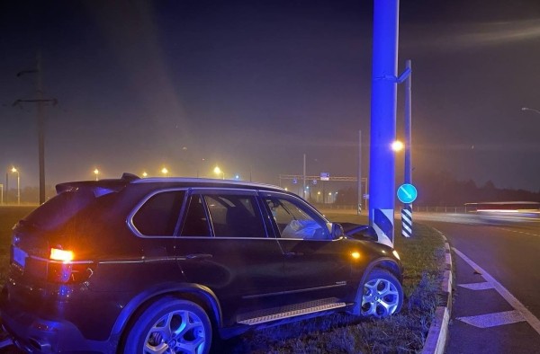 В Бресте пьяный водитель BMW совершил наезд на металлическую опору
