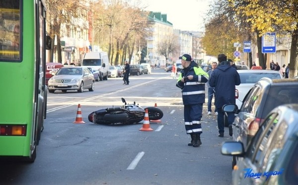 Страшная авария в центре Барановичей. Мотоциклиста увезли в реанимацию