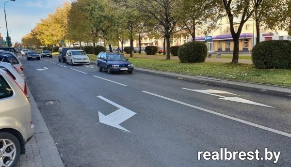 Нанесли разметку перед кольцом на Набережной с бульвара Шевченко, но водители пока ездят по привычке