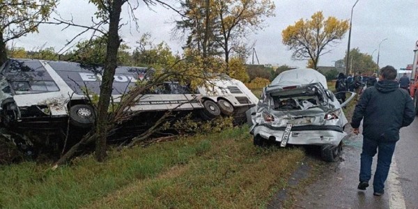 Массовая авария на трассе Р1: пассажирский автобус в кювете, по меньшей мере 15 человек пострадало Массовая авария на трассе Р1: пассажирский автобус в кювете, по меньшей мере 15 человек пострадало