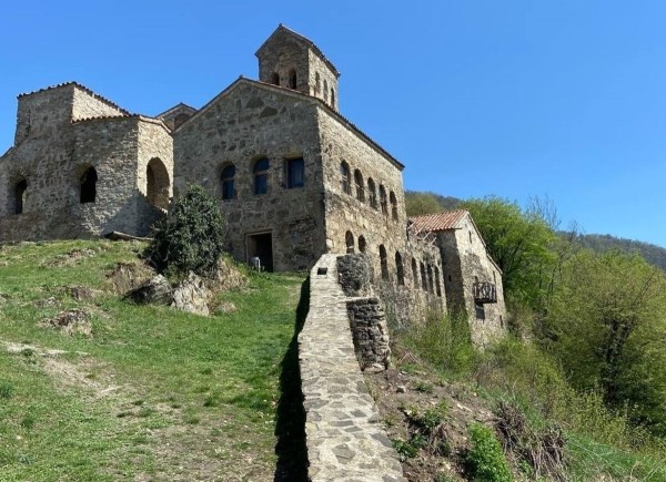 В Грузию на 18-летнем «Мерсе». Белорусы провели в Тбилиси два месяца и делятся впечатлениями