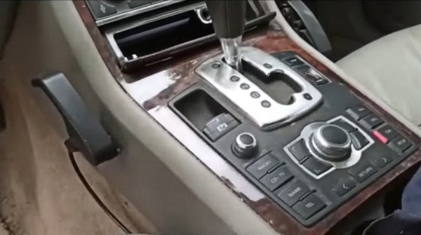 Контрабандисты сделали в Audi тайник, откуда высыпаются шипы на случай погони