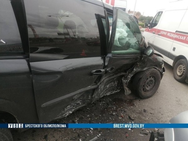 Ребенка и двух женщин забрала скорая. Подробности ДТП на кольце в Барановичах