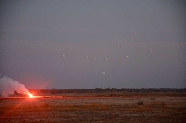 Ночное десантирование на полигоне Брестский