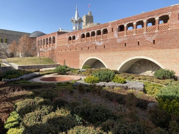 В Грузию на 18-летнем «Мерсе». Белорусы провели в Тбилиси два месяца и делятся впечатлениями