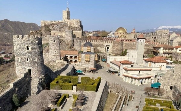 В Грузию на 18-летнем «Мерсе». Белорусы провели в Тбилиси два месяца и делятся впечатлениями