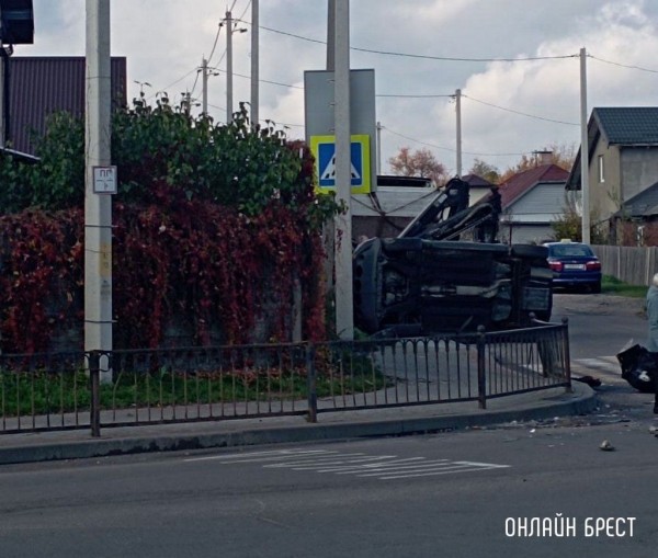 Читатель: В Бресте на Граевке произошло жесткое ДТП. Одна машина лежит на боку
Читатель: В Бресте на Граевке произошло жесткое ДТП. Одна машина лежит на боку
