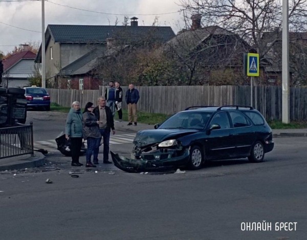 Читатель: В Бресте на Граевке произошло жесткое ДТП. Одна машина лежит на боку
Читатель: В Бресте на Граевке произошло жесткое ДТП. Одна машина лежит на боку