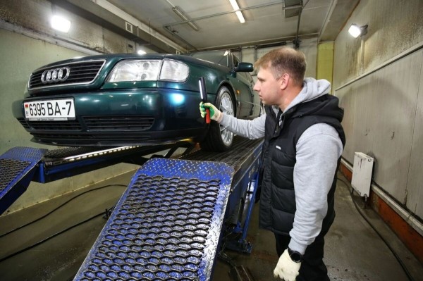 «Дедушка никого к машине не подпускал». История Audi A6 (С4), которая в семье белорусов уже 15 лет