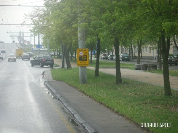 Камера фотофиксации есть, а знака нет. Накажут ли водителя?