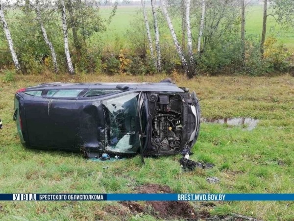 Под Кобрином перевернулся автомобиль. Как это произошло