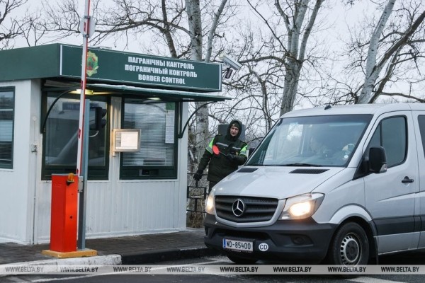 «Мы в очереди не стоим, мы в ней живем». Дальнобойщики о ситуации в пункте пропуска под Брестом