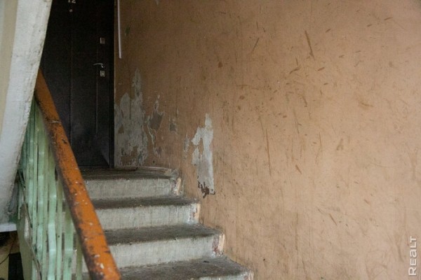«Соседи и общая кухня − тут не самое страшное». Шокирующий репортаж из одной белорусской коммуналки