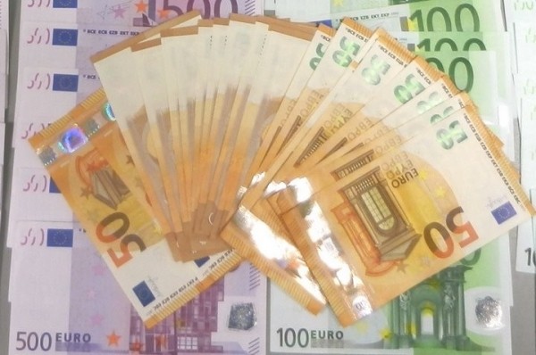 Белорус вез в багаже 13 тысяч долларов и 20 тысяч евро. На границе нашли и оштрафовали