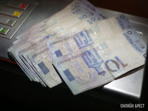 Вдова получает пенсию на 10 рублей меньше подруги, такой же вдовы. Почему?