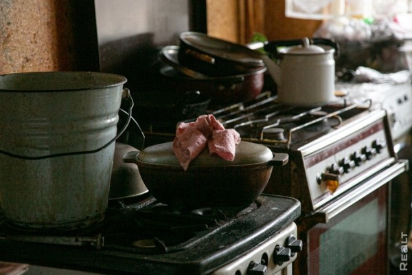 «Соседи и общая кухня − тут не самое страшное». Шокирующий репортаж из одной белорусской коммуналки