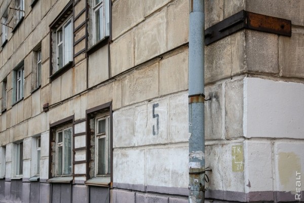 «Соседи и общая кухня − тут не самое страшное». Шокирующий репортаж из одной белорусской коммуналки