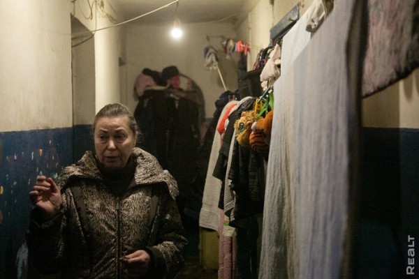 «Соседи и общая кухня − тут не самое страшное». Шокирующий репортаж из одной белорусской коммуналки