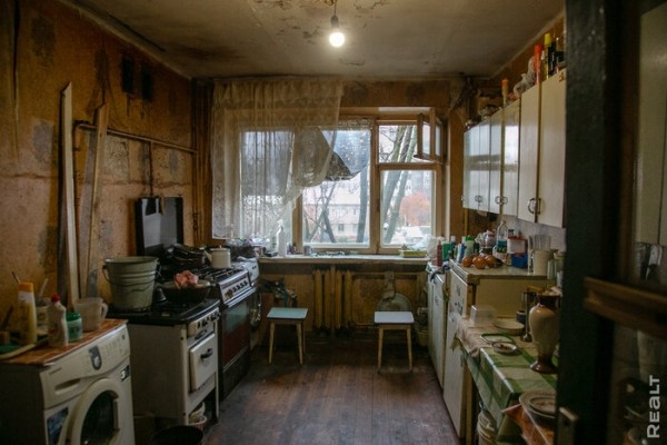 «Соседи и общая кухня − тут не самое страшное». Шокирующий репортаж из одной белорусской коммуналки