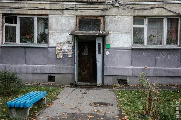 «Соседи и общая кухня − тут не самое страшное». Шокирующий репортаж из одной белорусской коммуналки