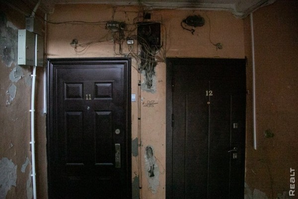 «Соседи и общая кухня − тут не самое страшное». Шокирующий репортаж из одной белорусской коммуналки