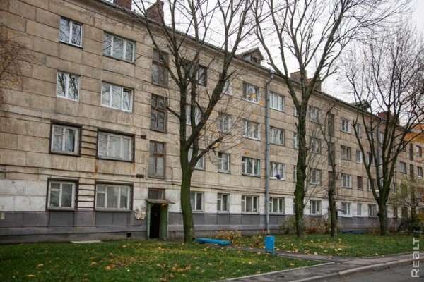 «Соседи и общая кухня − тут не самое страшное». Шокирующий репортаж из одной белорусской коммуналки