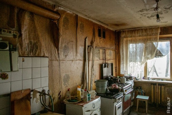 «Соседи и общая кухня − тут не самое страшное». Шокирующий репортаж из одной белорусской коммуналки