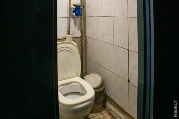 «Соседи и общая кухня − тут не самое страшное». Шокирующий репортаж из одной белорусской коммуналки