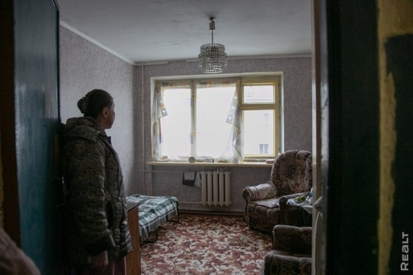 «Соседи и общая кухня − тут не самое страшное». Шокирующий репортаж из одной белорусской коммуналки