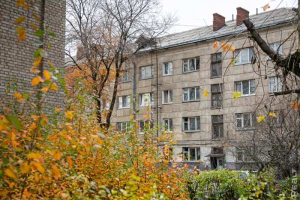 «Соседи и общая кухня − тут не самое страшное». Шокирующий репортаж из одной белорусской коммуналки