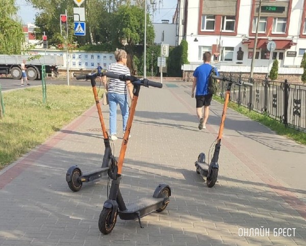 В Беларуси запретили выезжать за границу на электросамокатах. Что надо знать