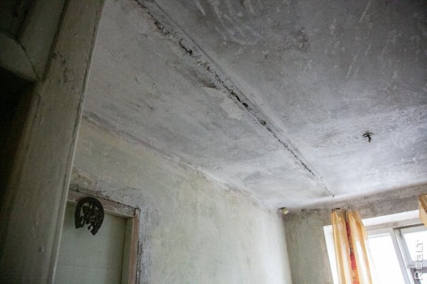 «Соседи и общая кухня − тут не самое страшное». Шокирующий репортаж из одной белорусской коммуналки