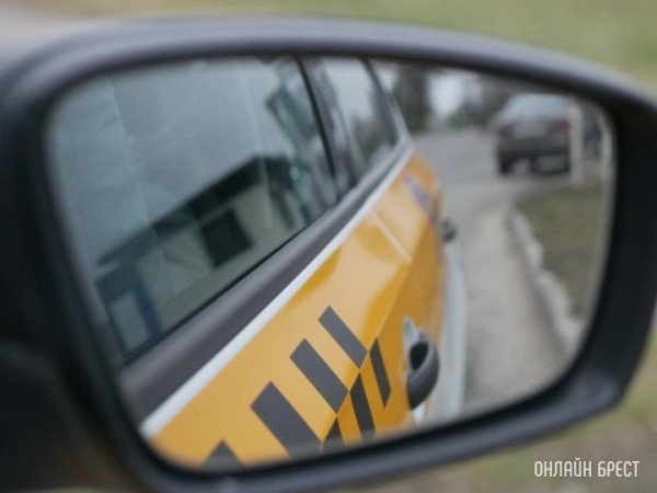 Девушка оставила в такси наушники. Их подобрал другой пассажир. Итог – уголовное дело