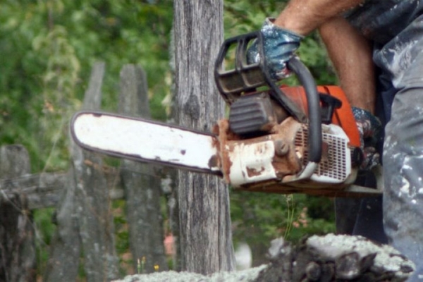 Пенсионер с бензопилой напал на односельчанина под Дрогичином, но погиб от удара прикладом