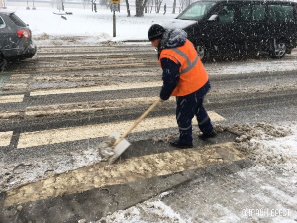 Около 200 уборщиков выходят на очистку улиц Бреста в гололед