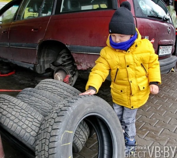 Брестские водители потихоньку «переобувают» своих «железных коней». Фотофакт